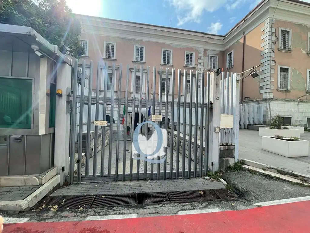 Travolge persone sedute su una panchina e fugge: arrestato 59enne. È tentato omicidio