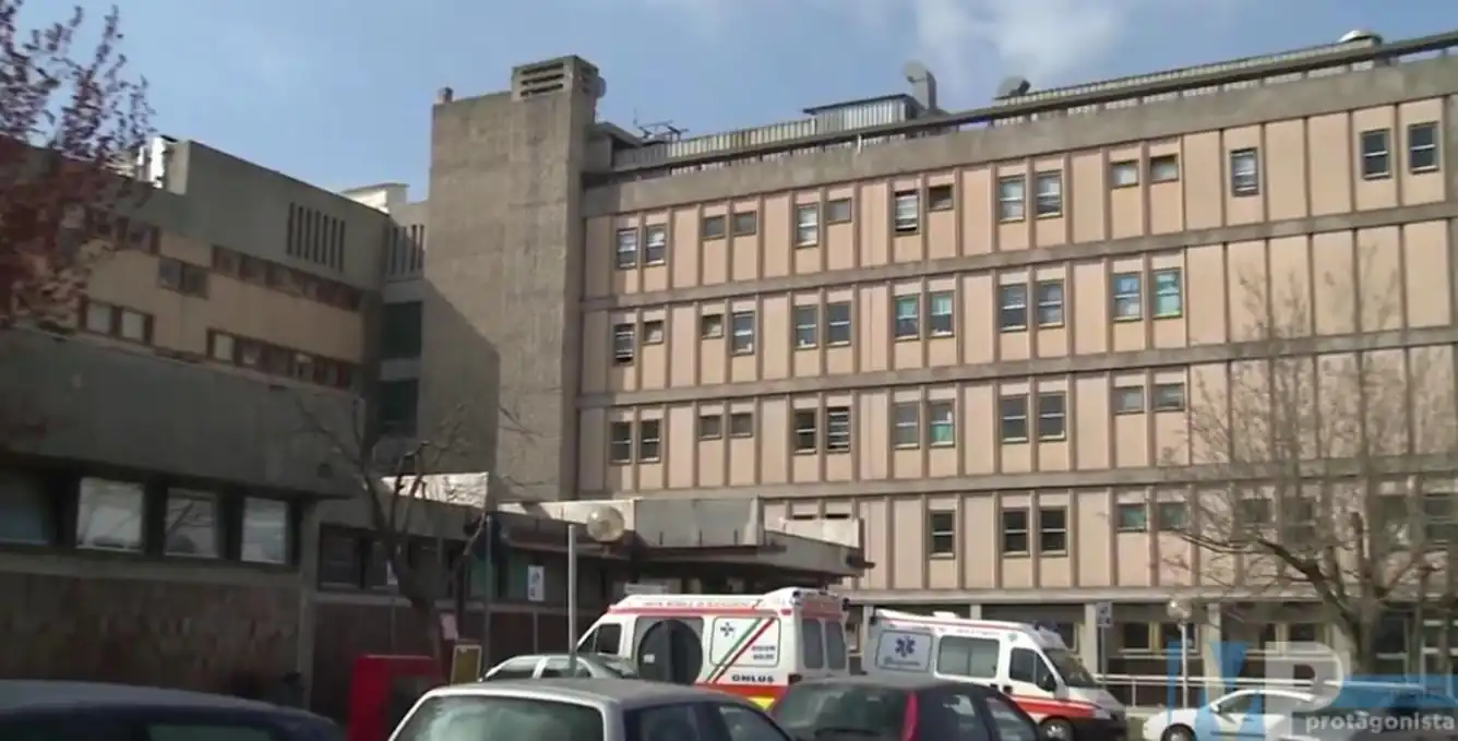 Madre “rompe le acque”: neonato salvato con un parto cesareo d’urgenza