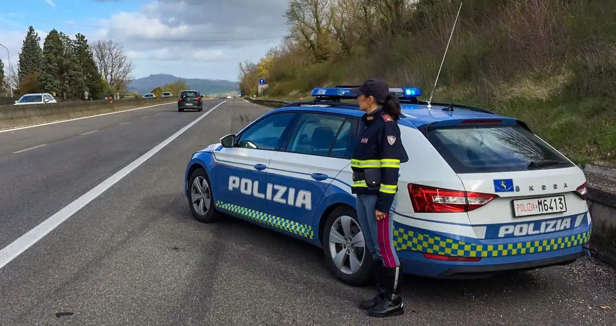 Fermato per un controllo consegna agli agenti una patente falsa