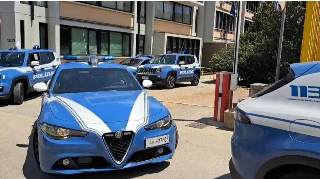 Perseguita dipendenti e aggredisce agenti, 42enne fermato dalla Polizia: scatta il carcere
