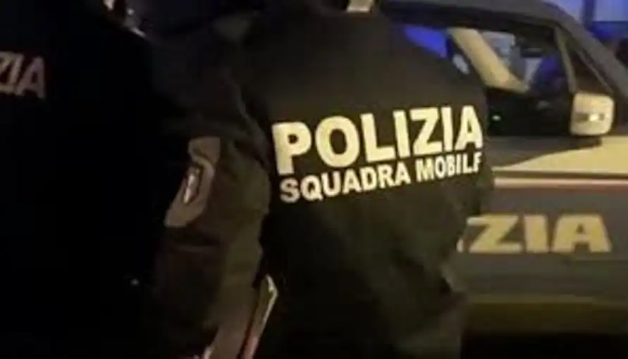 Rapina alla stazione in città, caccia all’uomo