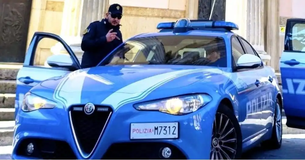 Aggredisce agenti e sfonda i vetri della volante per fuggire: arrestato 21enne straniero