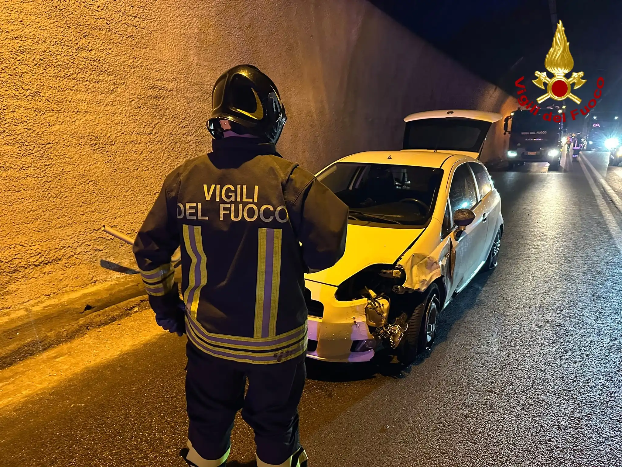 Auto contro muro nella galleria: incidente sulla Statale 650