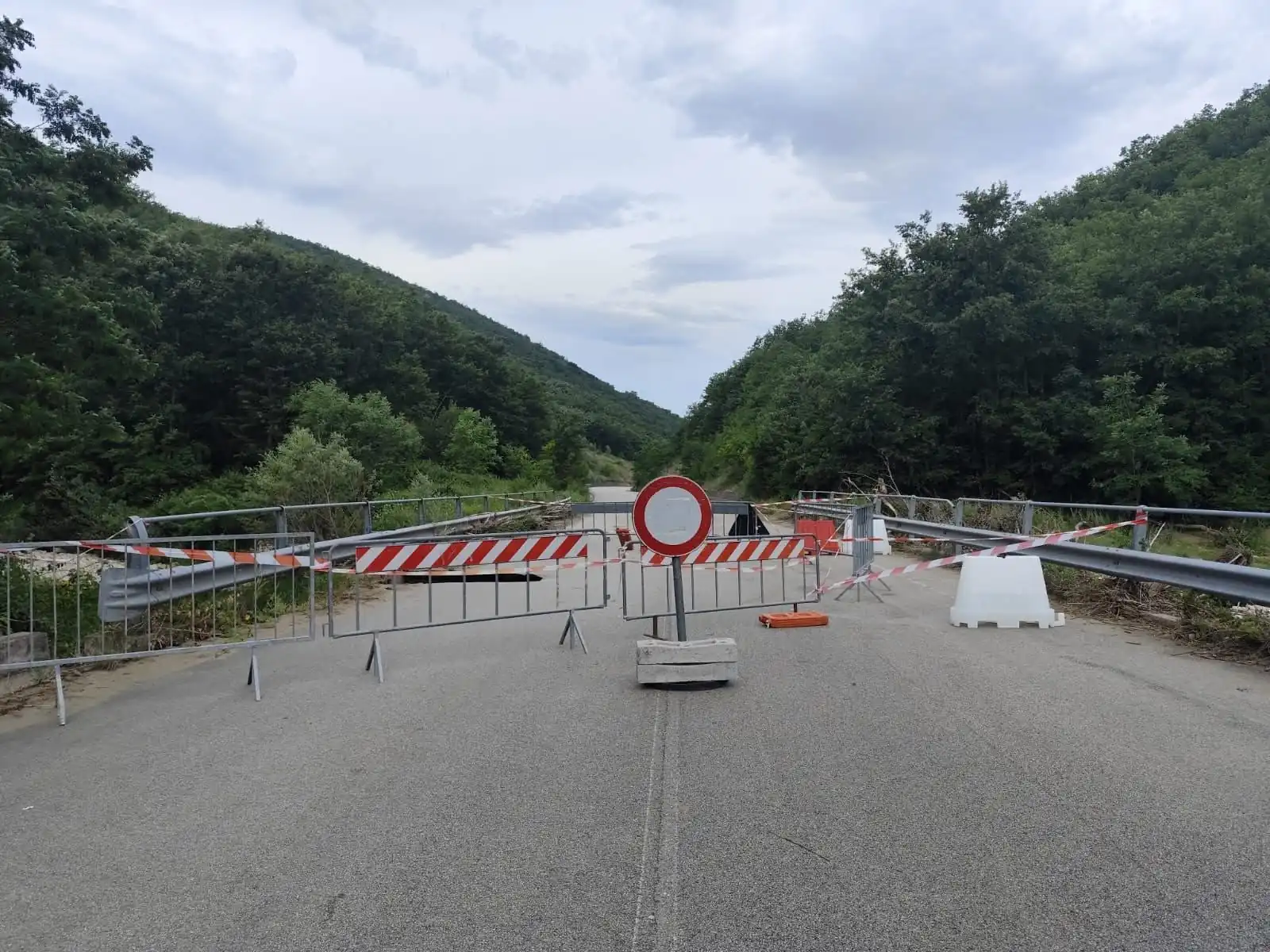 Voragine sulla carreggiata, stop alla circolazione sulla Fondovalle–Castellelce