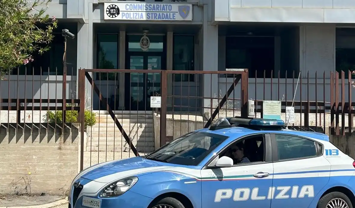 Incendio e furto di un ciclomotore, sei minorenni denunciati dalla Polizia
