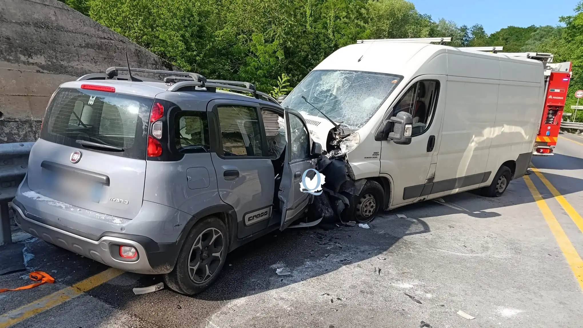 Schianto frontale in tangenziale tra auto e furgone: un morto e due feriti gravi