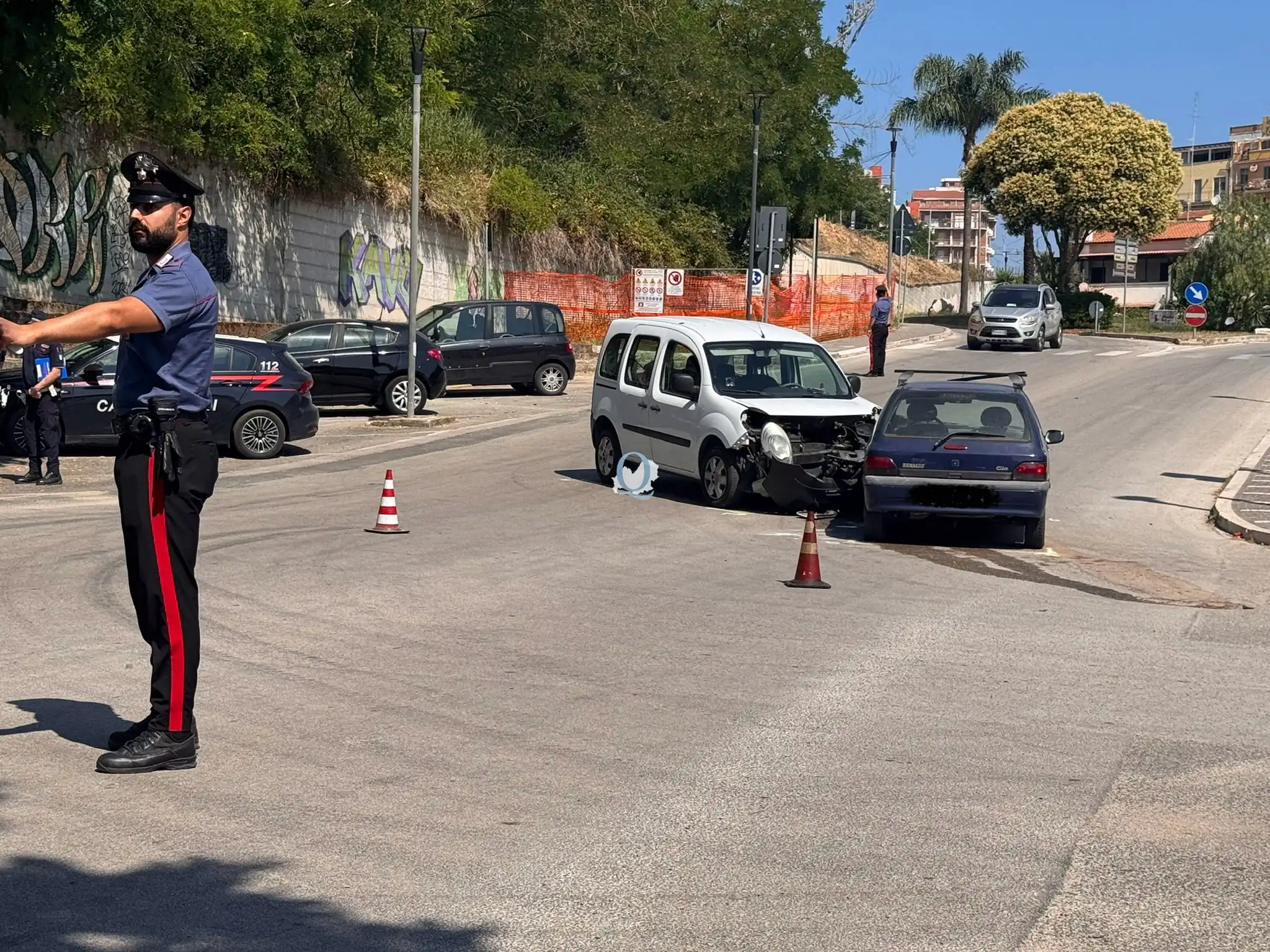 Scontro tra furgone e auto in città: ingenti i danni ai mezzi