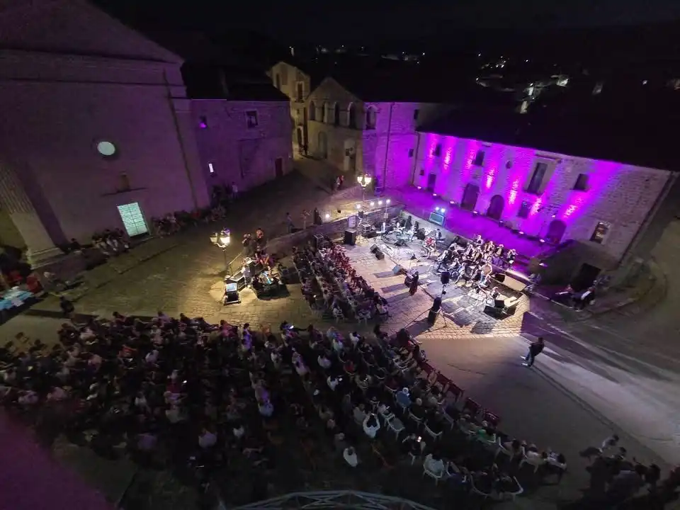 "Caro amico ti scrivo": una serata di musica e solidarietà in piazza