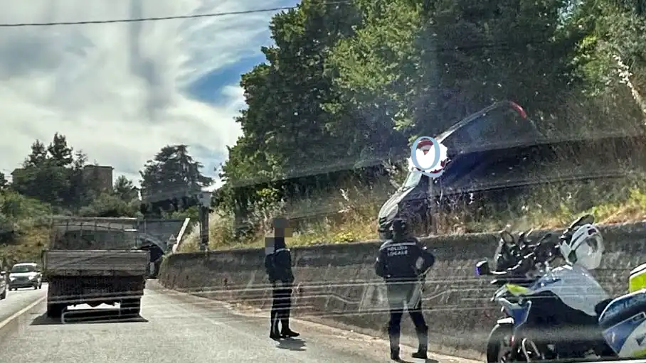 Perde il controllo dell'auto e finisce nella scarpata, evitato il peggio sulla Tangenziale