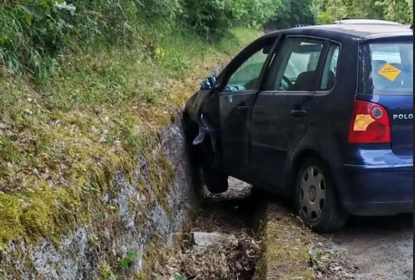 Per evitare l'impatto con un cinghiale sbanda e distrugge l'auto contro un muro