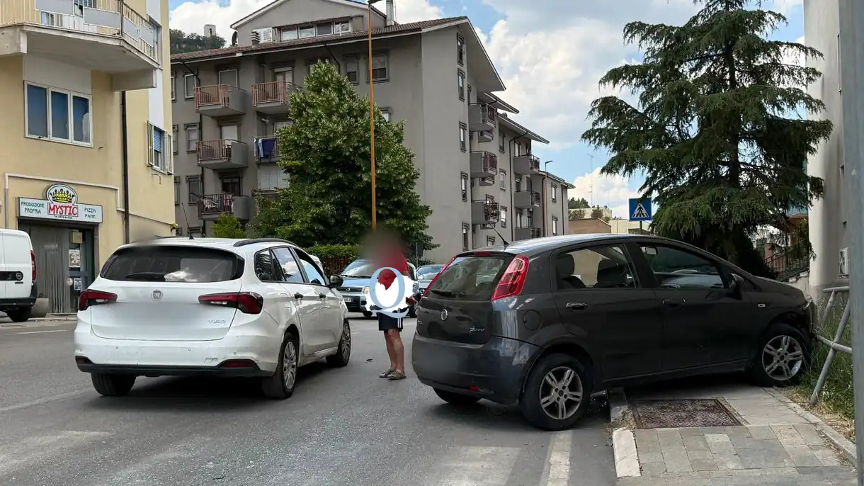 Ancora uno schianto all'incrocio di via Tiberio, auto finisce sul marciapiede e sfonda le ringhiere