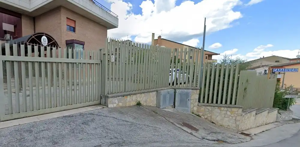 Straniero 20enne ruba un'auto in città e fugge, bloccato e arrestato dai carabinieri