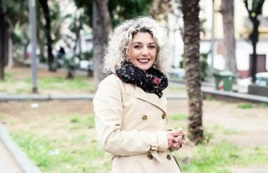Tra fragilità e incanto, Maria Rosaria Selo porta i suoi "Fiori di vetro" a Campobasso