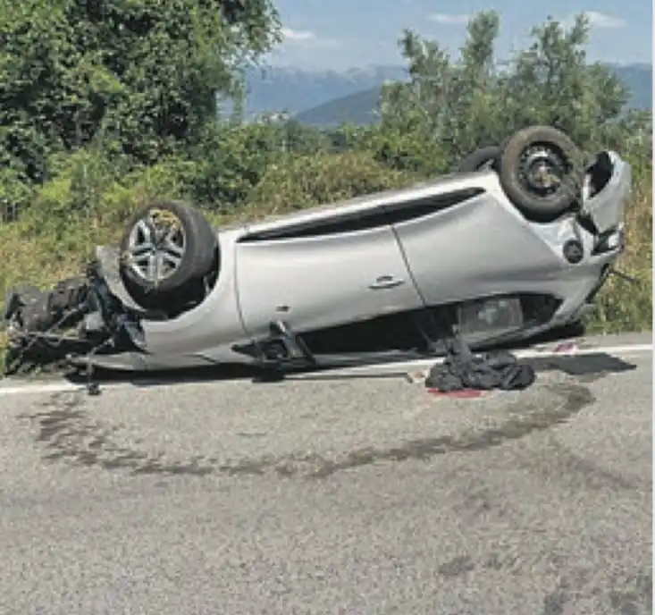 Giovane perde il controllo dell'auto e si ribalta, miracolato