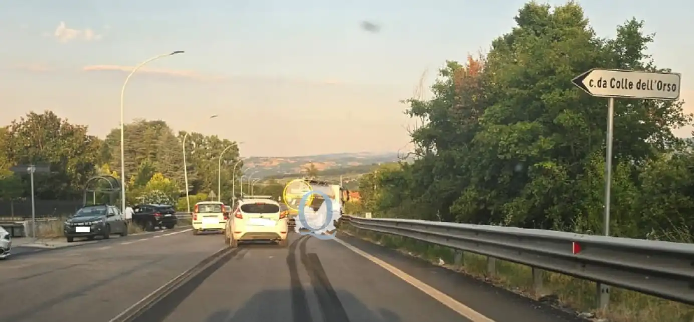 Incidente sulla Statale 645: scontro tra un camion e un'utilitaria