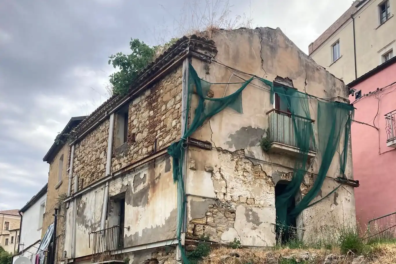 Larino, strada chiusa per rischio crollo: il Comune interviene d'ufficio