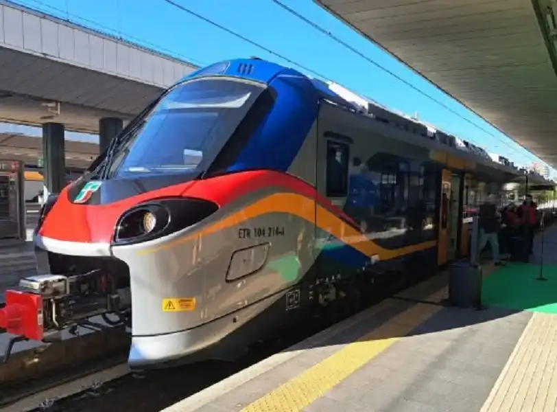 Follia sul treno Bojano-Roma: aggredisce la capotreno, fermato con il taser