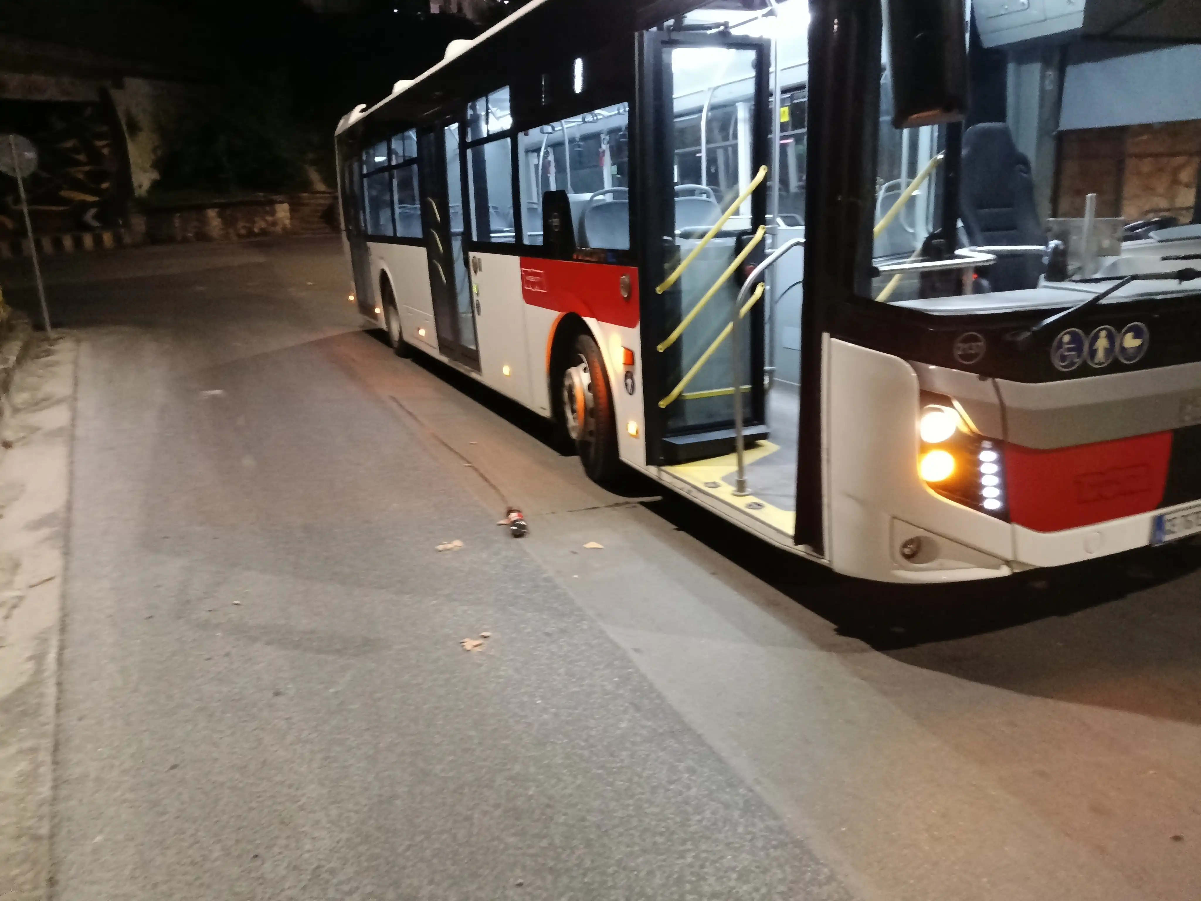 Bus di città nel mirino dei vandali: mattoni e bottiglie contro il mezzo