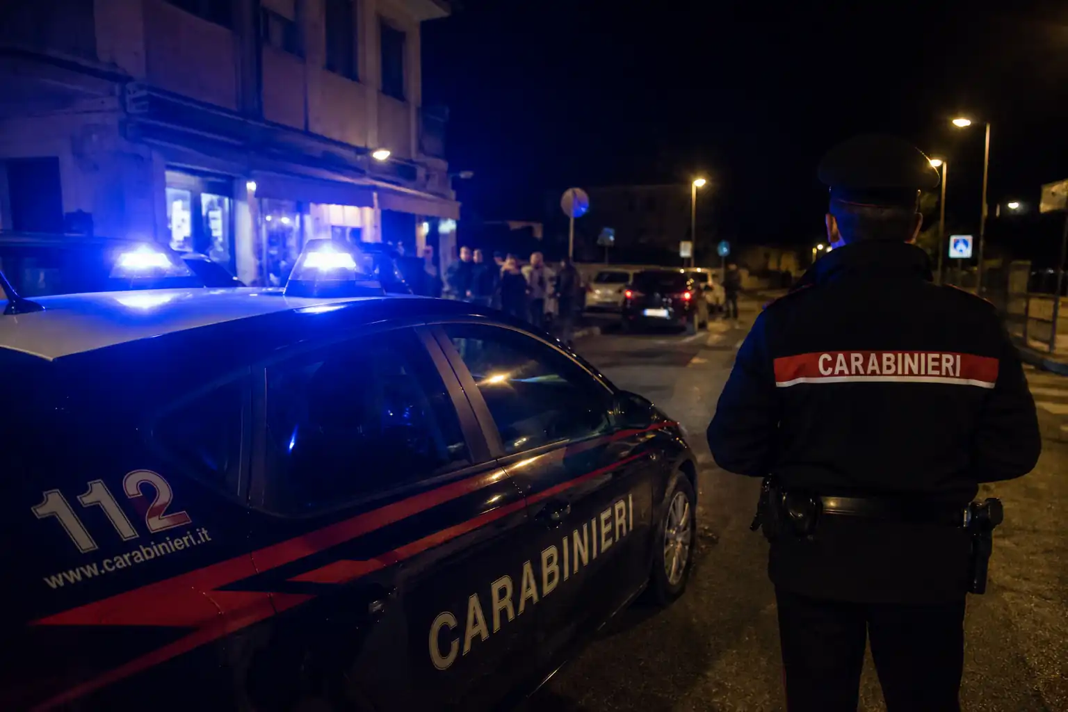Tensione al bar, giovane impugna il fucile durante un litigio: intervengono i Carabinieri