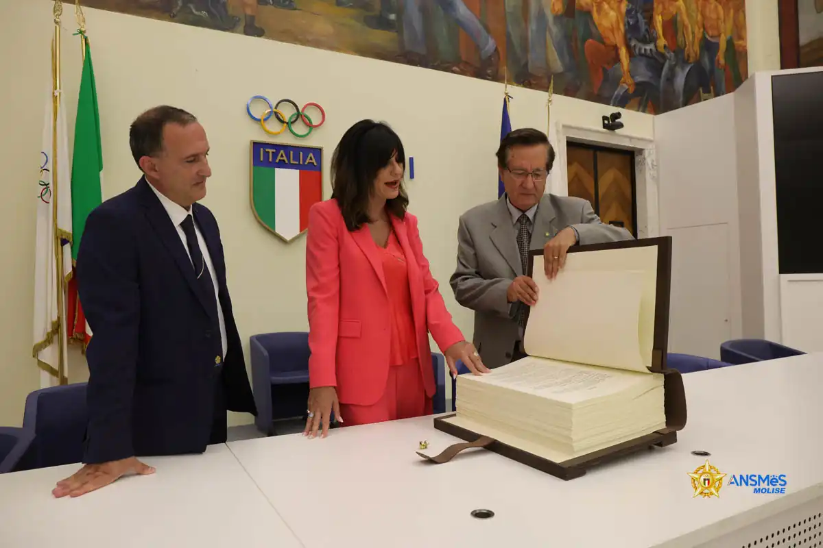 Lo Statuto del Coni al contrario: l'opera di Santelia entra nel Salone d'Onore