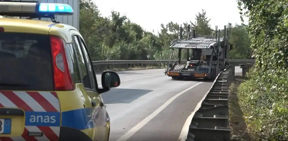 Tir tampona camion sulla statale: un ferito