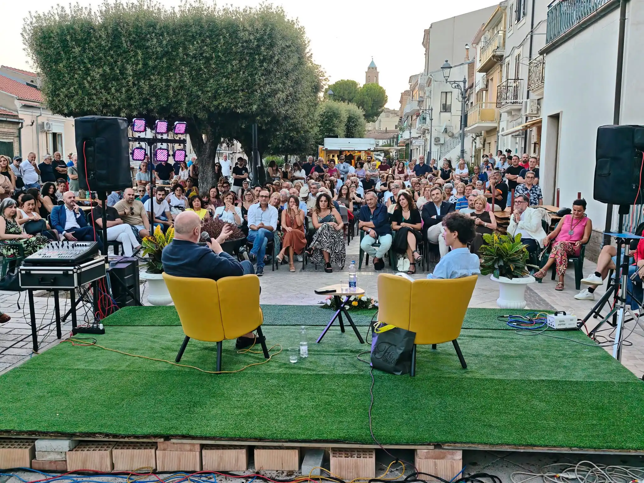 Piazza gremita per Bonaccini: giovani, territori e futuro al centro del confronto