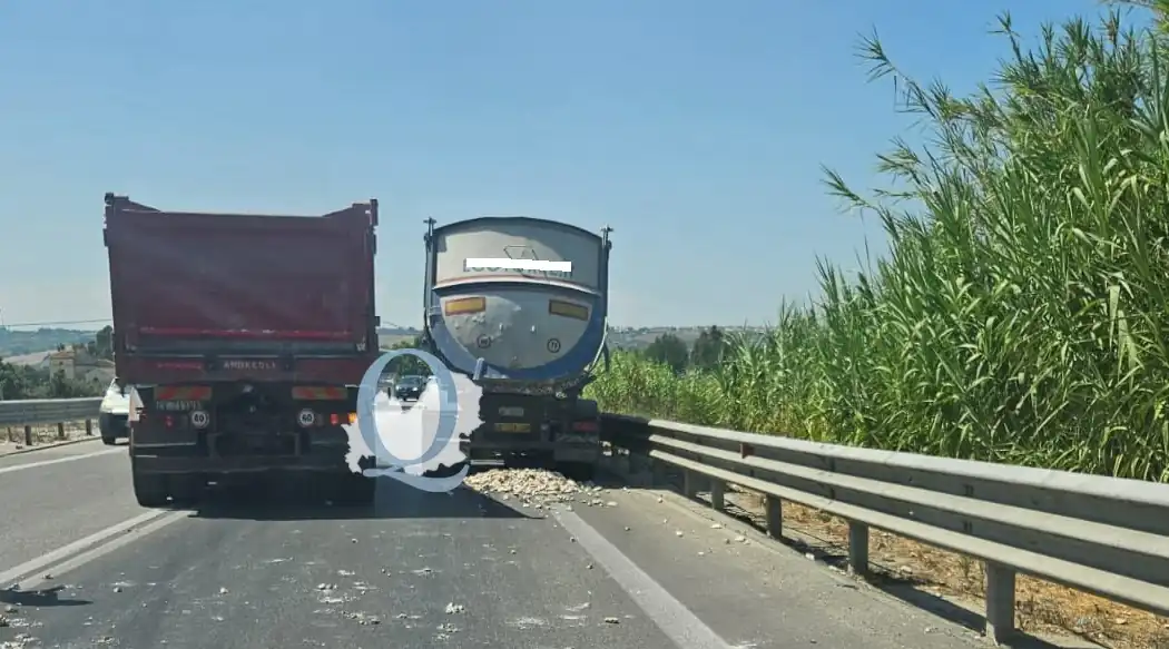 Camion perde il carico sulla Statale 16: traffico rallentato a Campomarino Lido