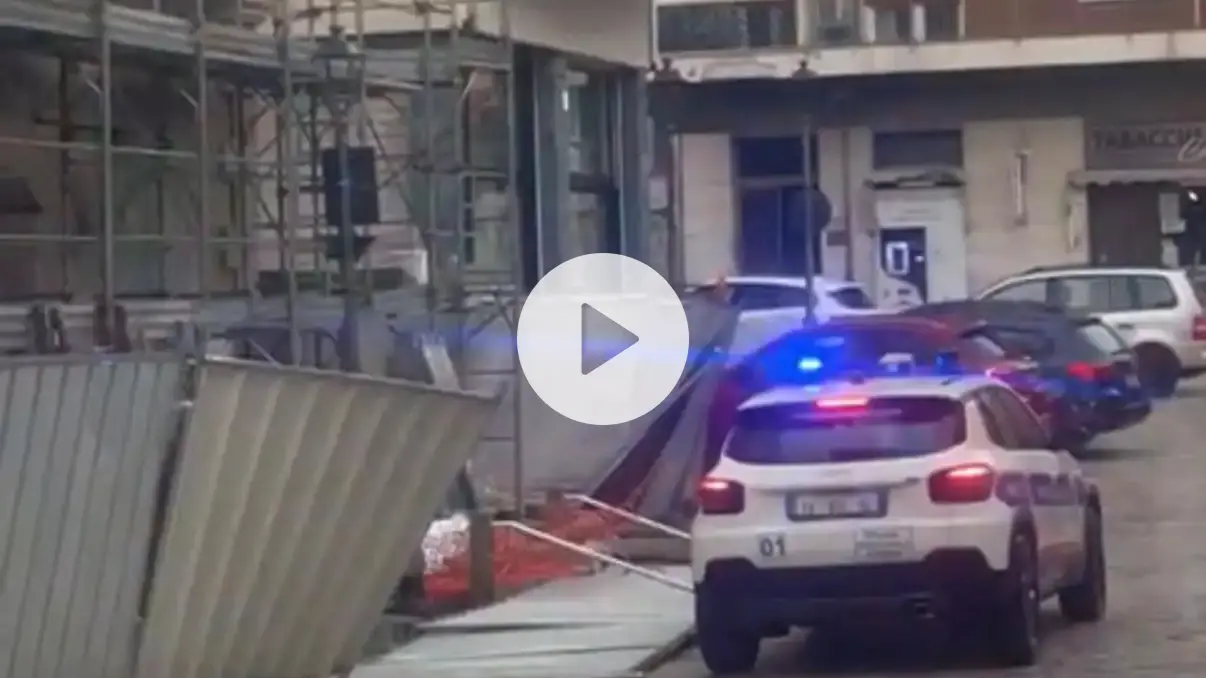 Isernia, nubifragio e raffiche di vento: cedono le protezioni di un cantiere