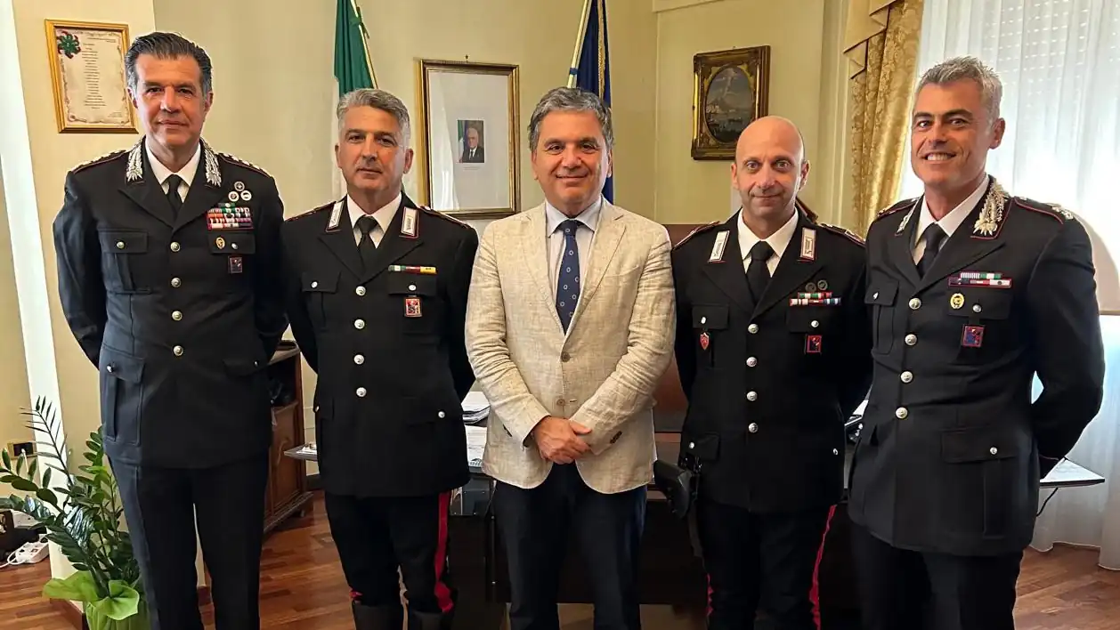 Minaccia alcune ragazze e aggredisce i carabinieri: condannato ed espulso