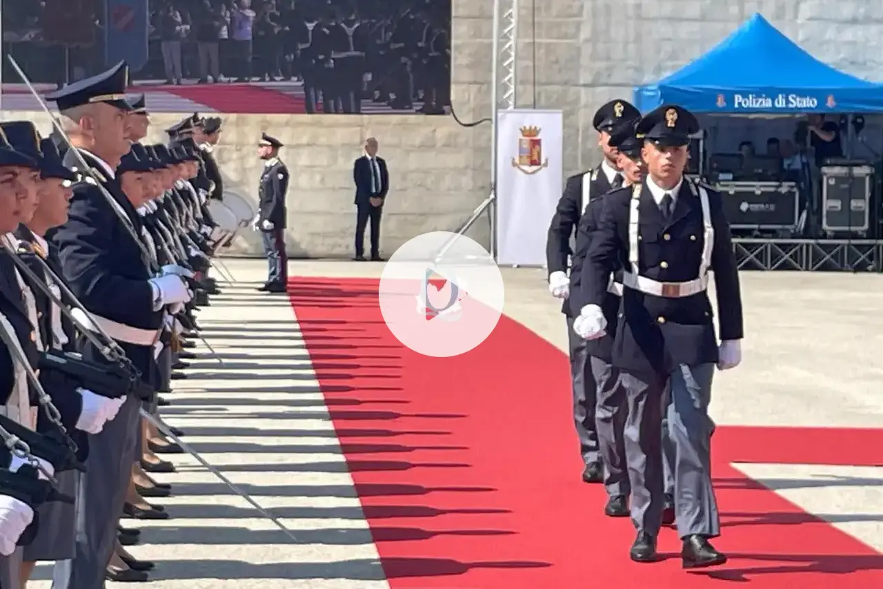 233° Corso, il giuramento degli agenti in prova alla presenza di Piantedosi e Pisani
