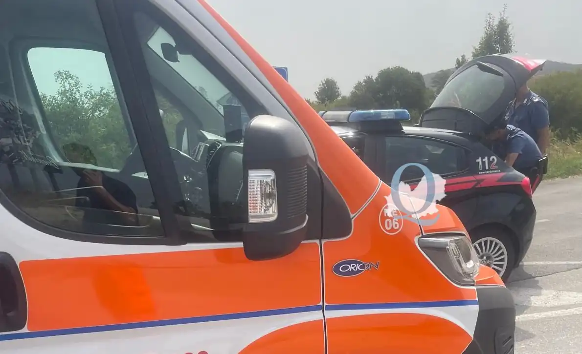 Investito per errore dalla moglie durante la retromarcia, 60enne finisce in ospedale