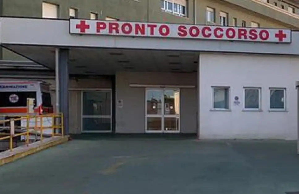 Ustionata mentre accende il barbecue: condizioni serie per una 19enne