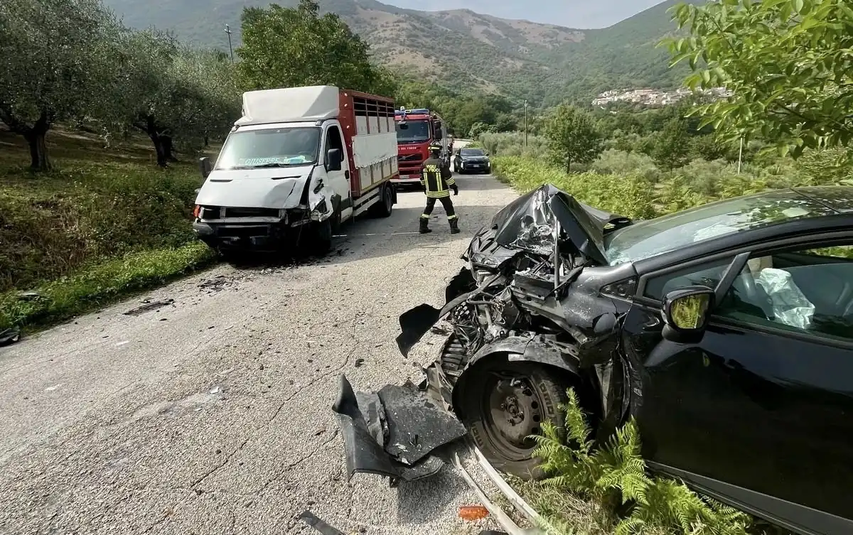 Violento incidente tra auto e camion in una frazione del paese