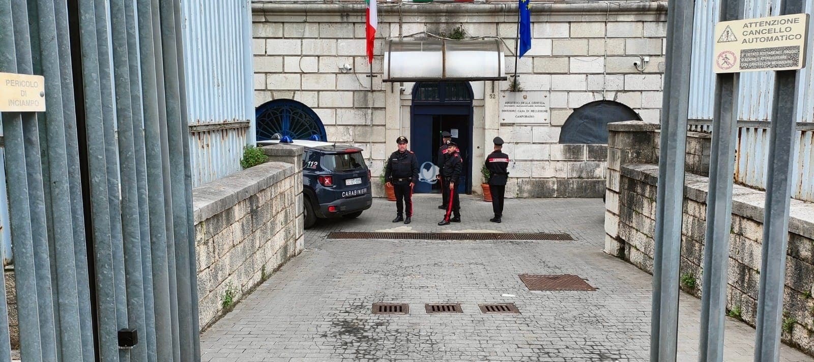 Travolge tre persone sulla panchina, dopo l’impatto torna indietro per colpirle ancora