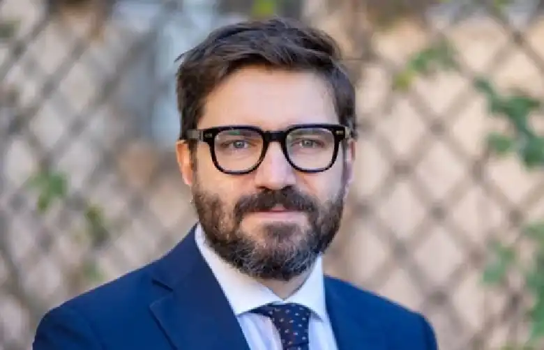 Federico (M5S): «Stop agli aumenti salariali, regalo a imprenditori della sanità privata»