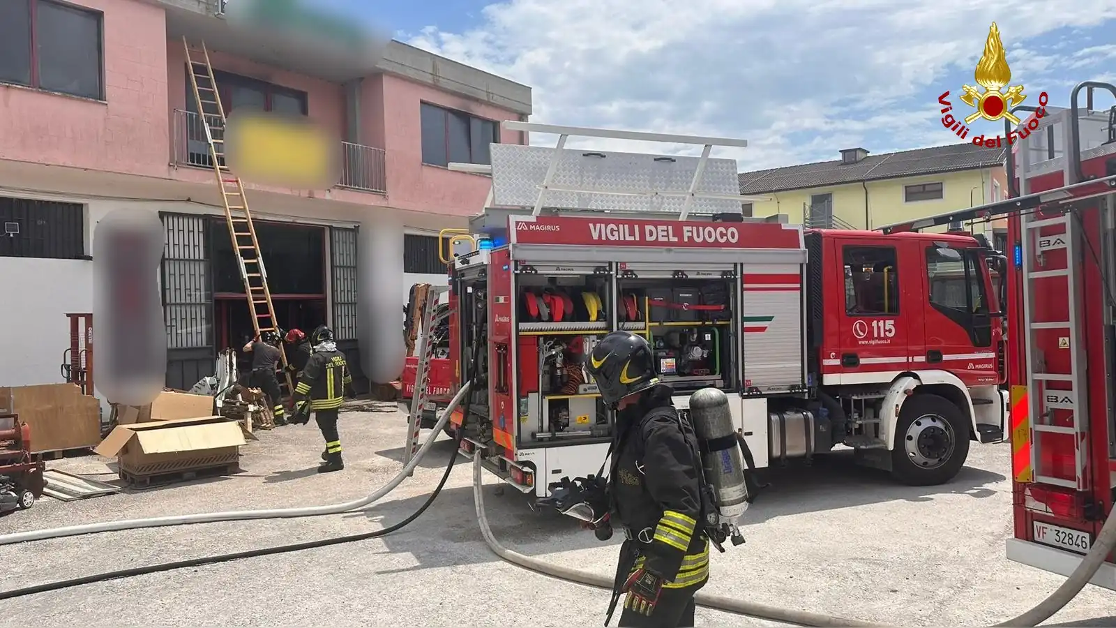 Rogo in un deposito di mobili ed elettrodomestici, Vigili del Fuoco impegnati per ore
