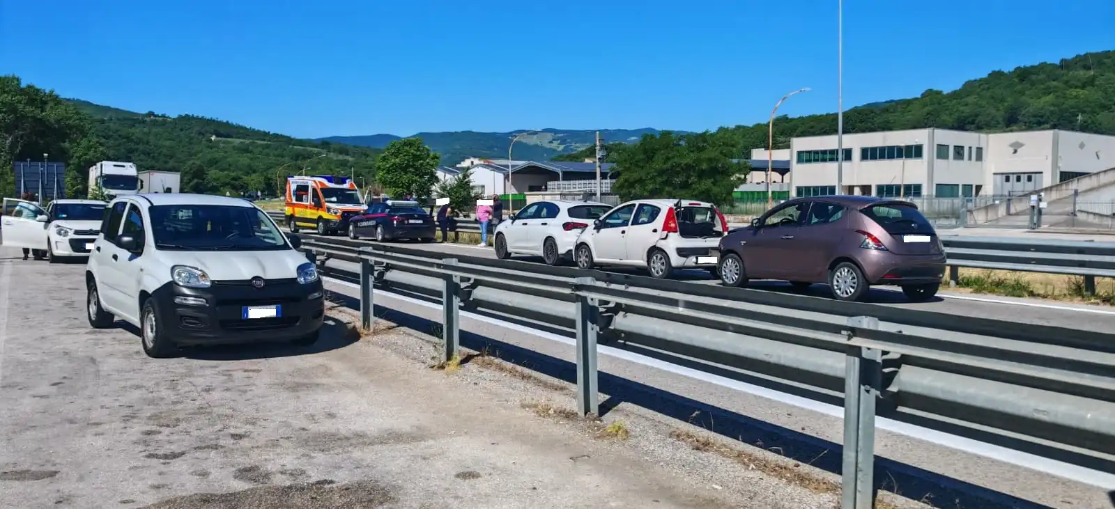 Carambola di auto sulla Bifernina, caccia all'auto che l'ha provocata