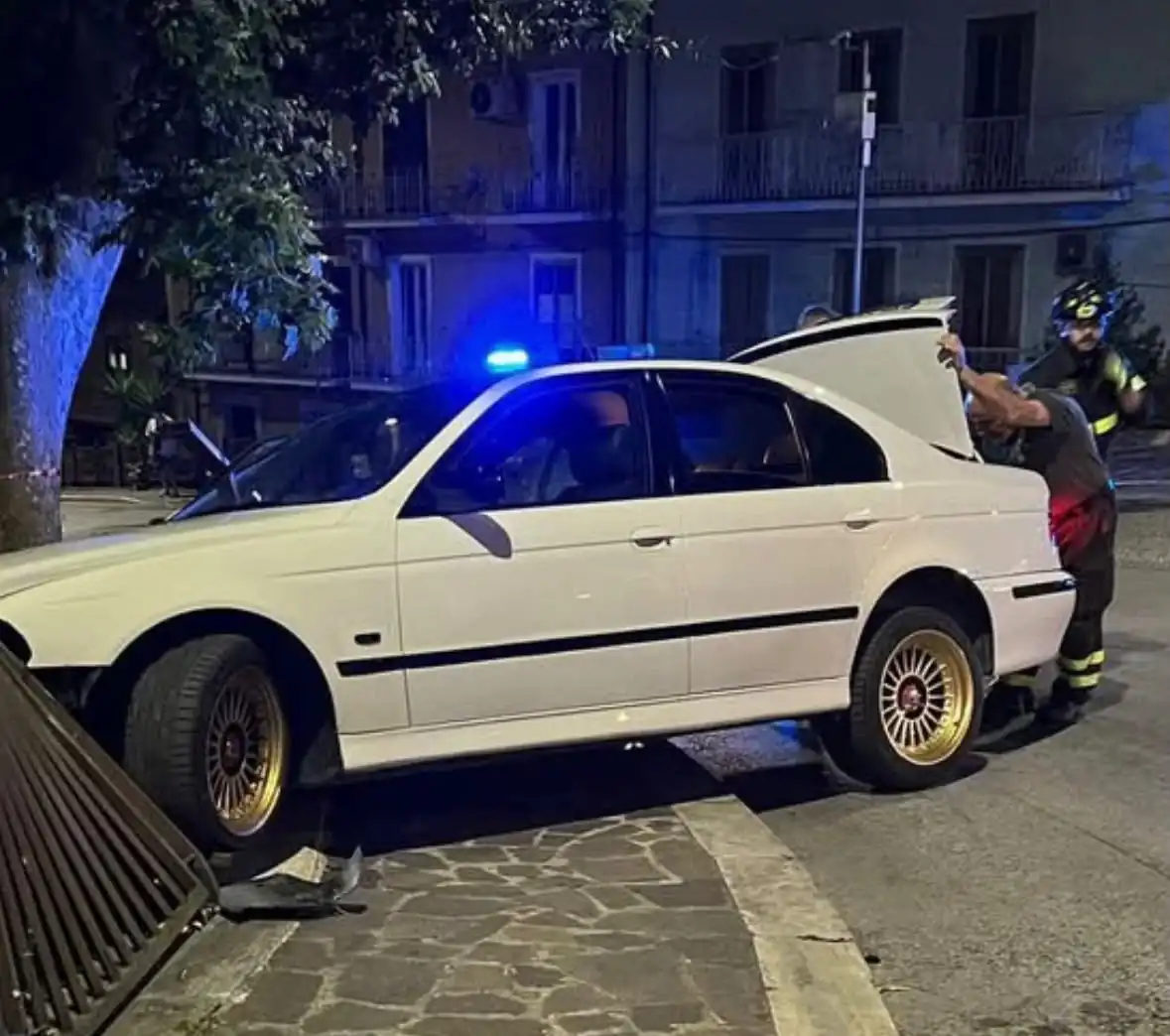 Auto contro una ringhiera, ragazza portata in ospedale