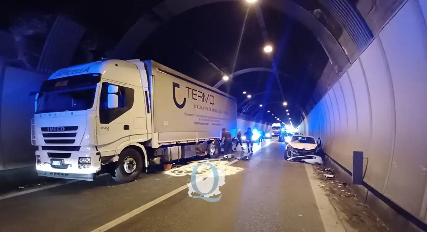 Accusa malore mentre è al volante, pauroso scontro in galleria fra auto e camion