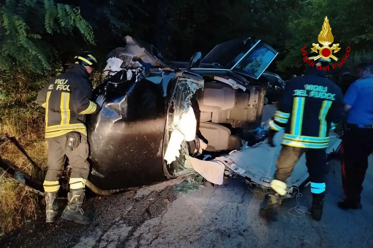 Auto si ribalta in paese, quattro ragazzi feriti nell’incidente