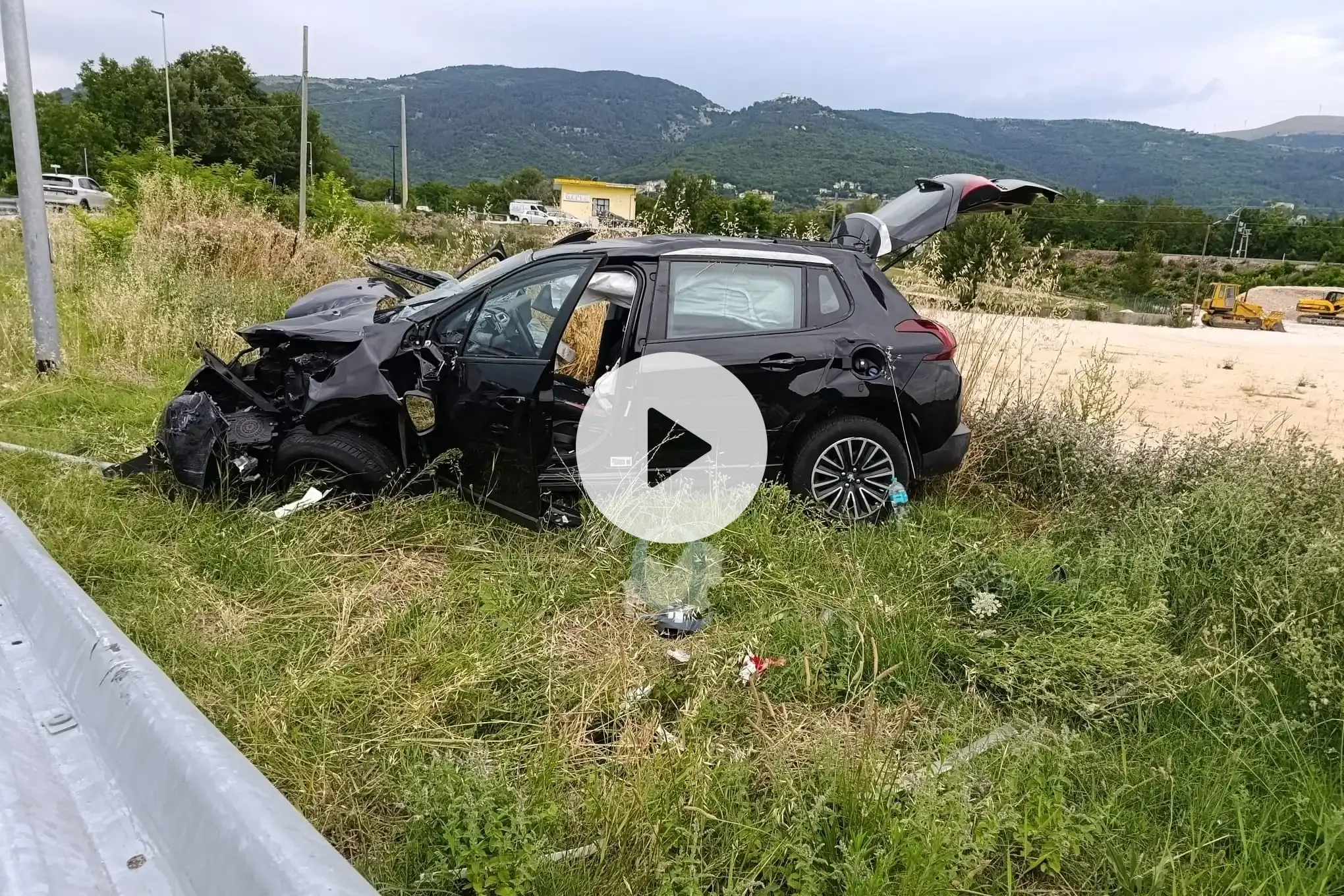 Auto si ribalta sulla Statale, due feriti