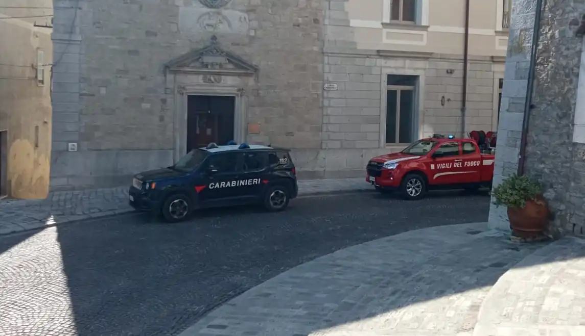 Riprende l'incendio in pieno centro: pompieri di nuovo in Vico Palazzo
