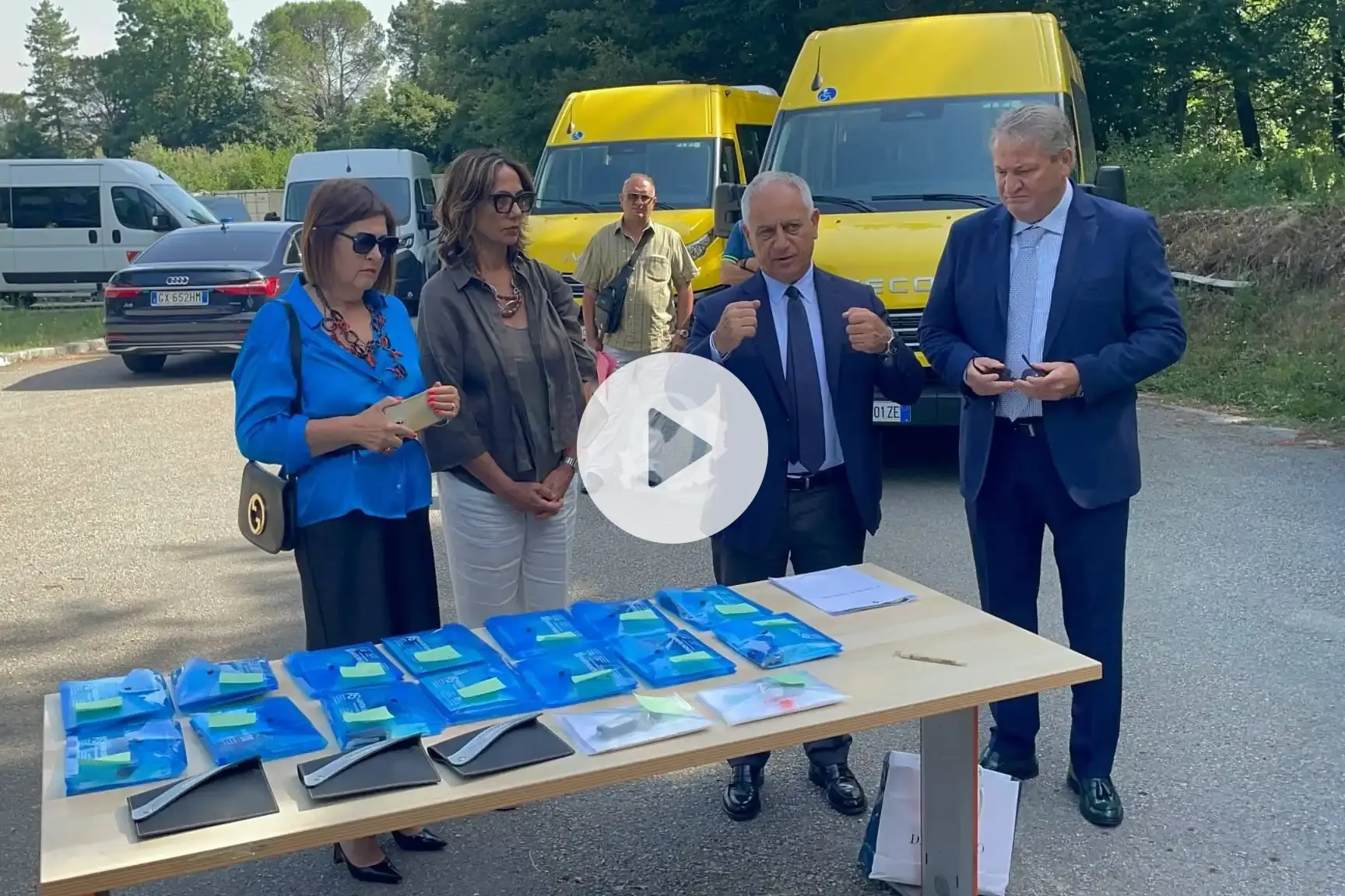 Regione, consegnati 17 scuolabus ai Comuni e 3 van agli Ats: trasporto pubblico più sicuro