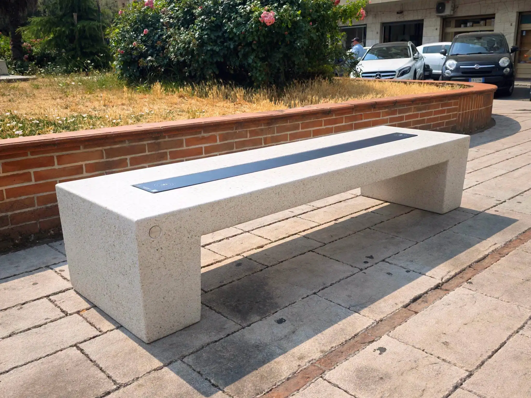 Campobasso, installate in piazza D'Ovidio quattro panchine smart con ricarica wireless