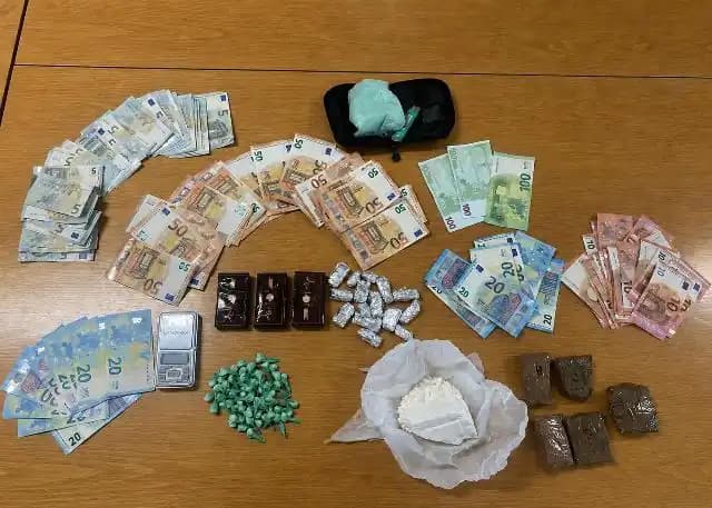 Scoperta centrale di spaccio in casa: sequestrati 900 grammi di droga, arrestato un 60enne