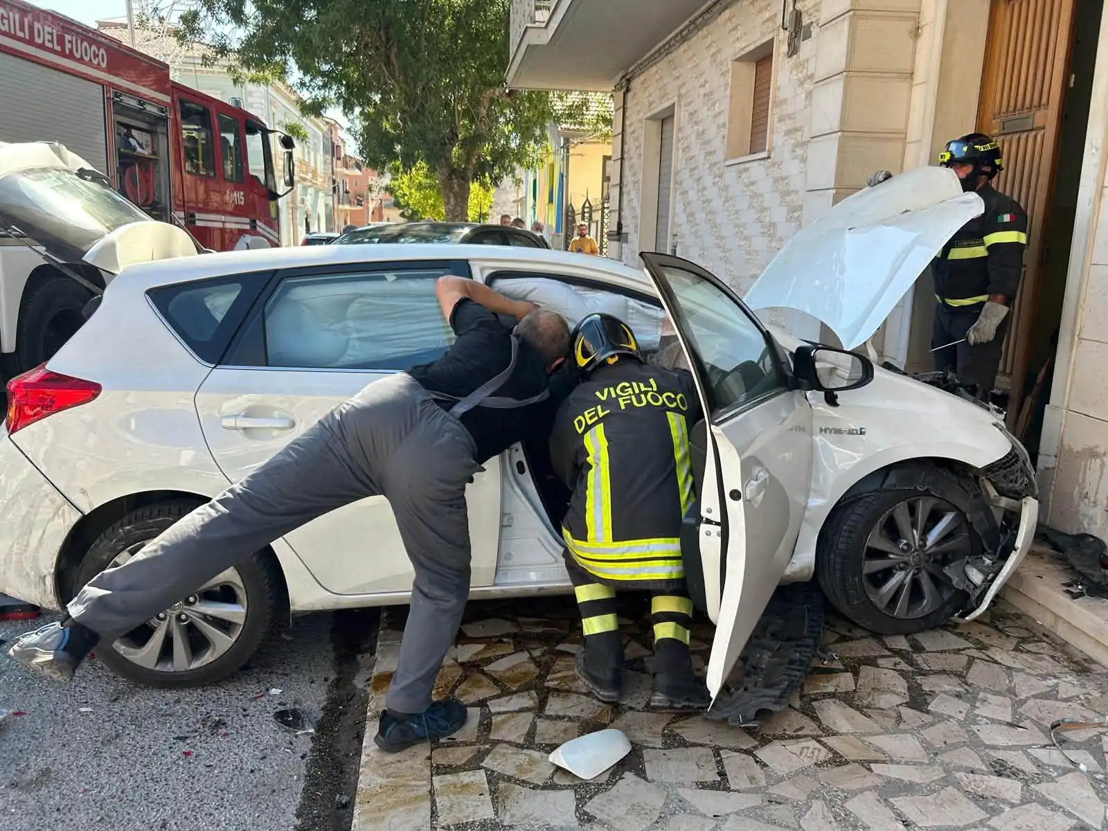 Auto fuori controllo travolge bimba nel passeggino: portata in codice rosso in ospedale