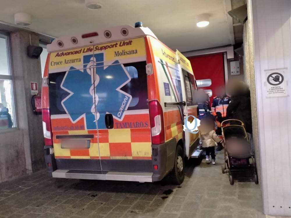 Scontro tra auto e scooter in centro città, ferito il centauro